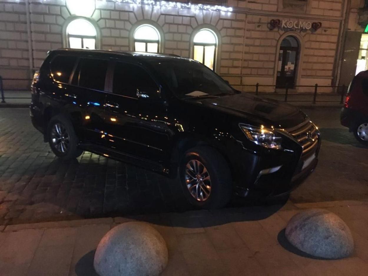 Давав 100 доларів: у Львові п'яний водій хотів відкупитись від поліції Давав 100 доларів: у Львові п'яний водій хотів відкупитись від поліції