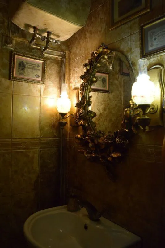 Старовинне дзеркало в туалеті