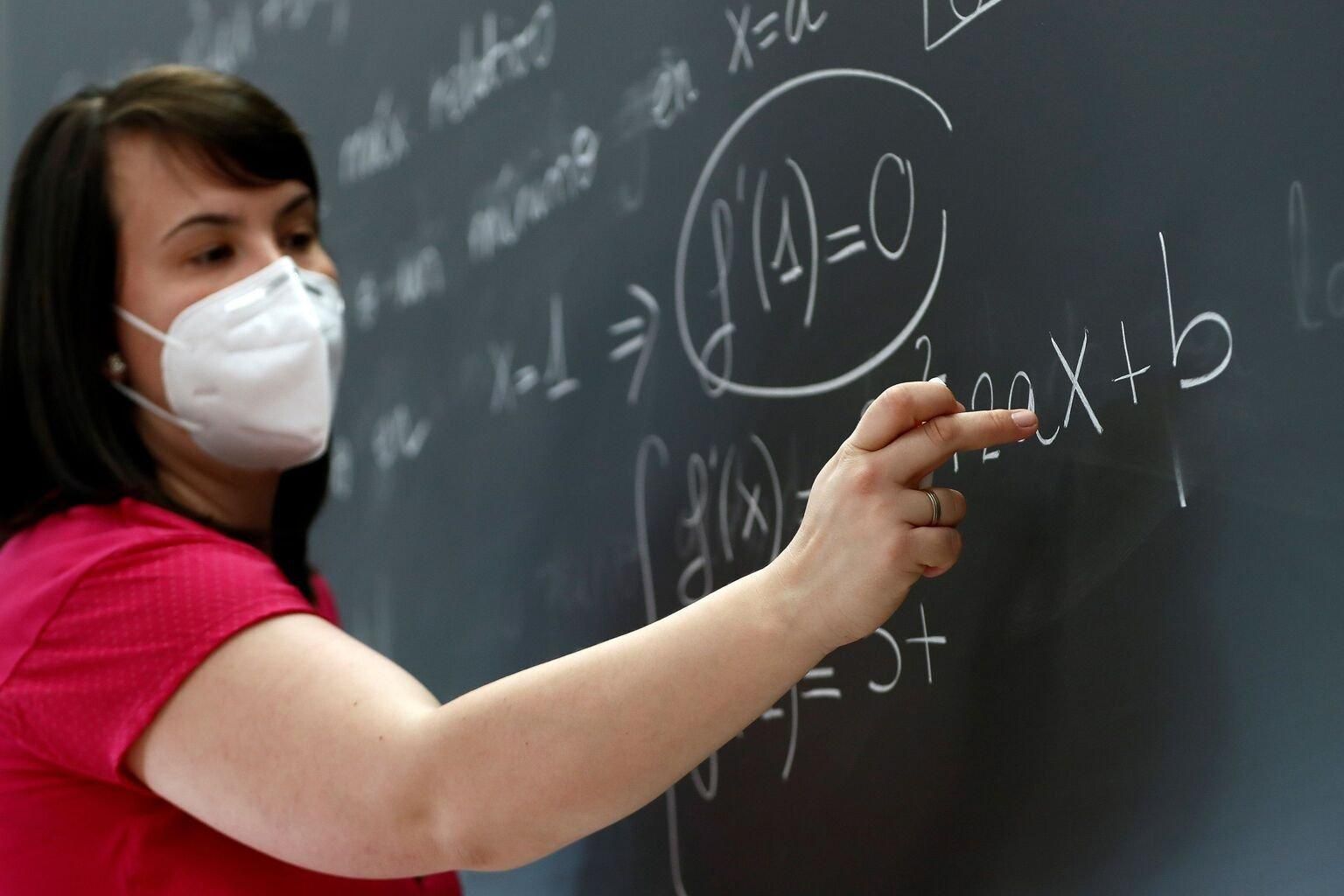 Скільки вчителів в Україні хворіють на коронавірус: дані