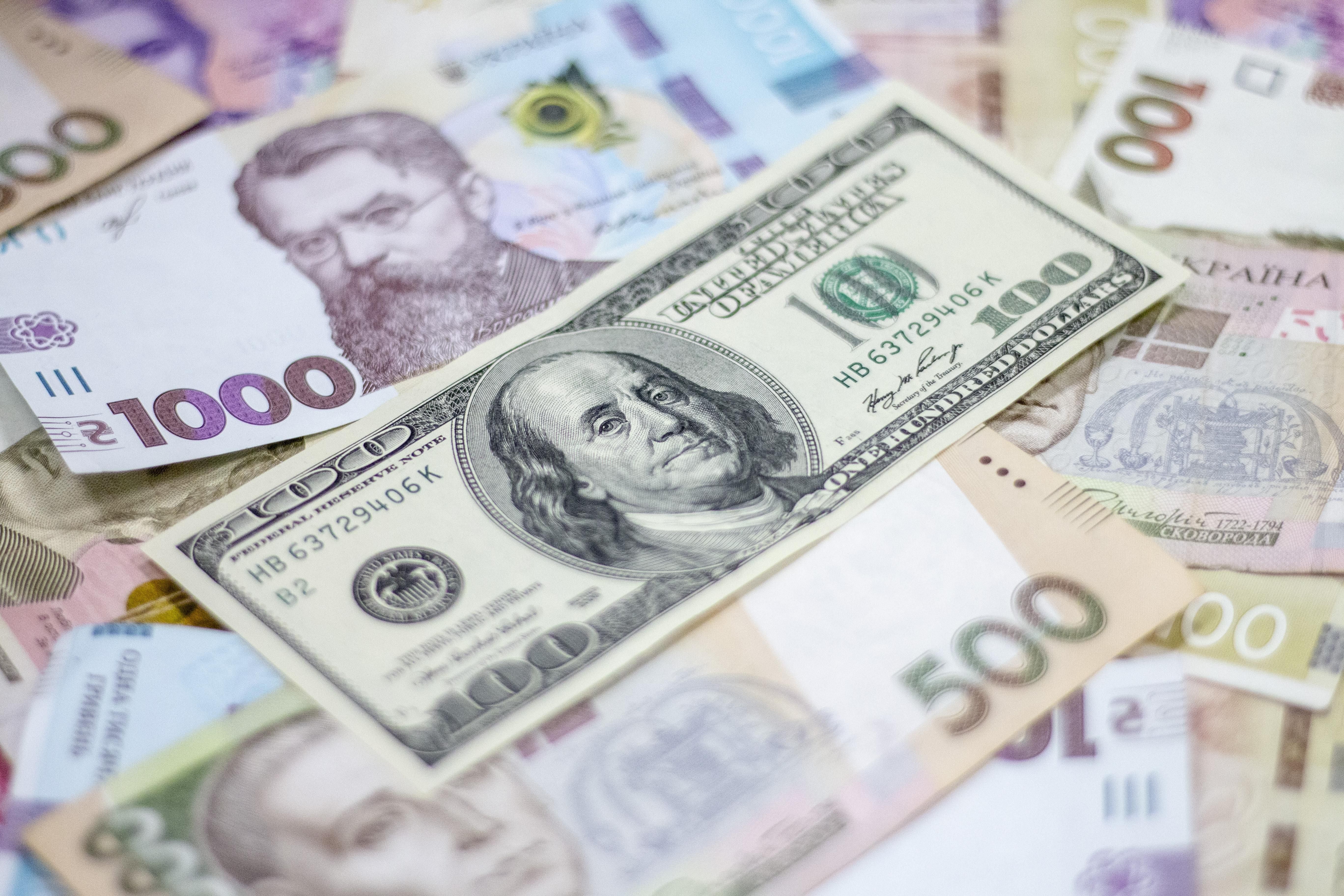 Де та в якій валюті українці зберігають гроші: відповідь громадян