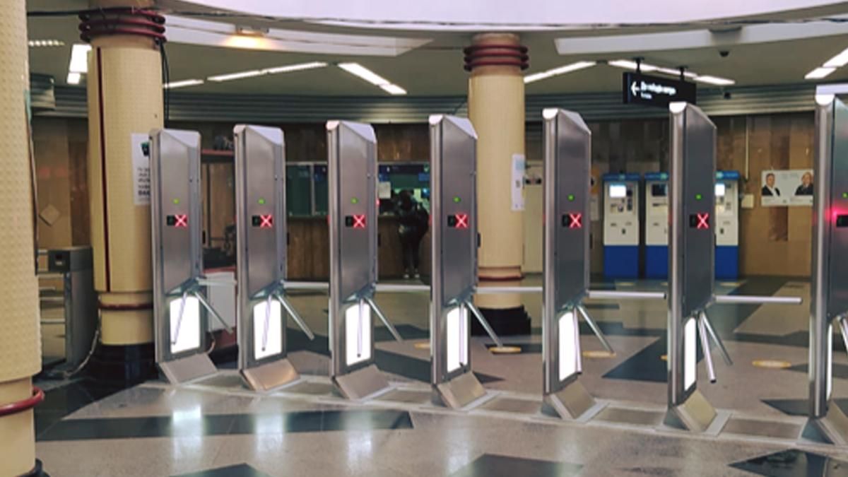 У Києві на станції метро Сирець з’явились величезні турнікети У Києві на станції метро Сирець з’явились величезні турнікети