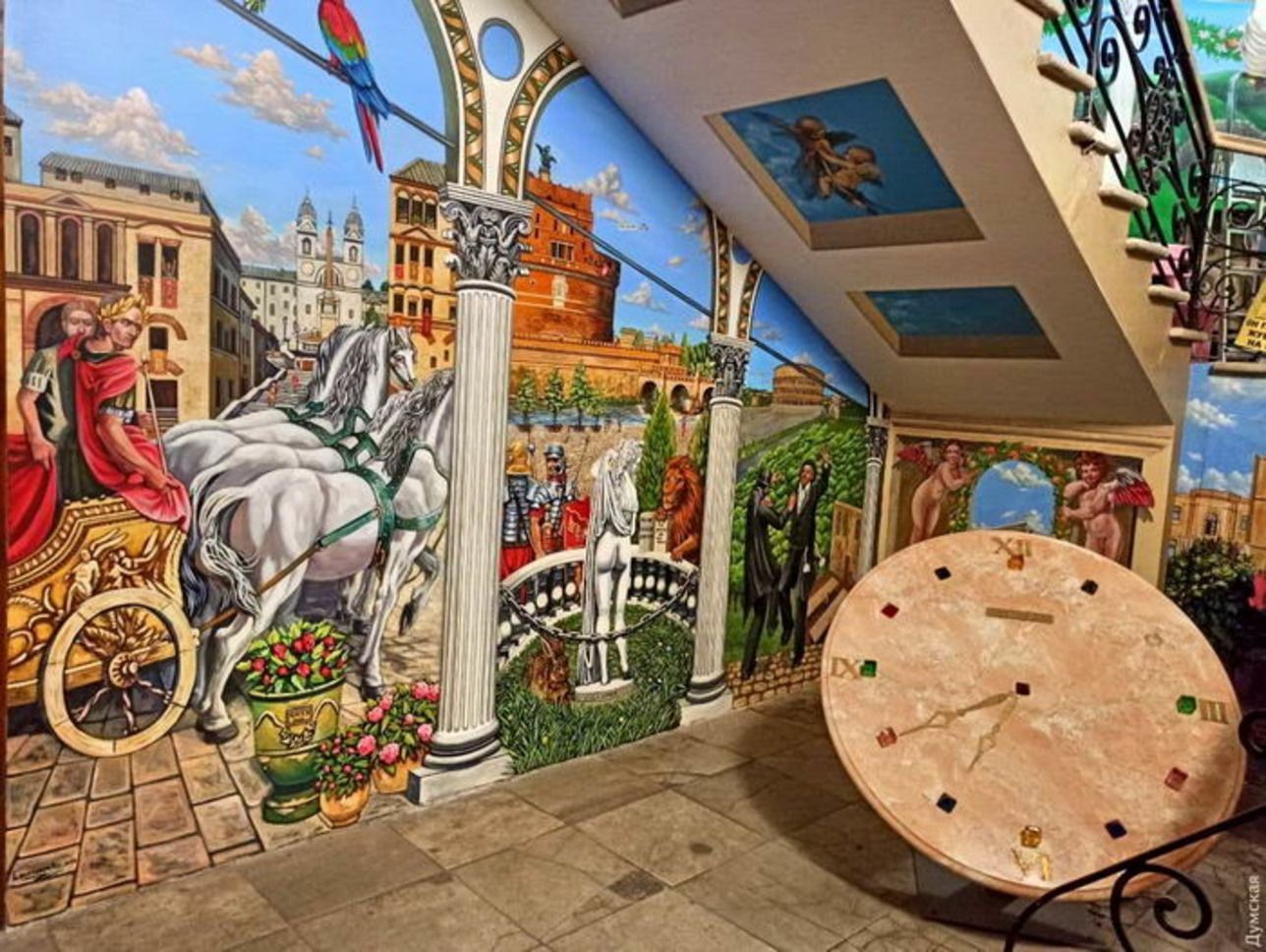 Одесит перетворив під'їзд свого будинку у картинну галерею: фото Одесит перетворив під'їзд свого будинку у картинну галерею: фото