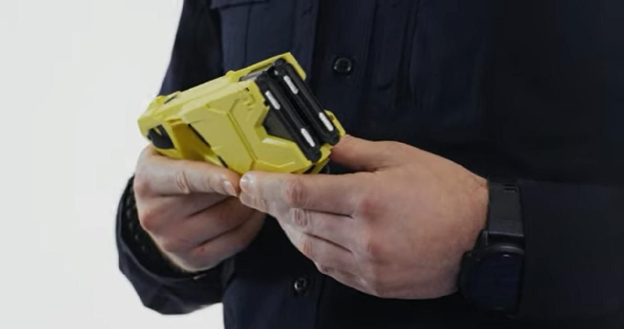 Начальник полиции Жуков почувствовал на себе электрошокер, видео Начальник полиции Жуков почувствовал на себе электрошокер, видео