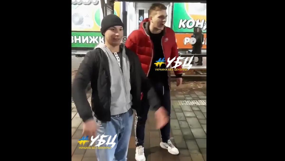 В Мариуполе молодые поступили безжалостную драку в троллейбусе В Мариуполе молодые поступили безжалостную драку в троллейбусе