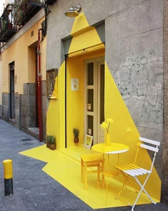 Фасад покрасили в яркий желтый цвет