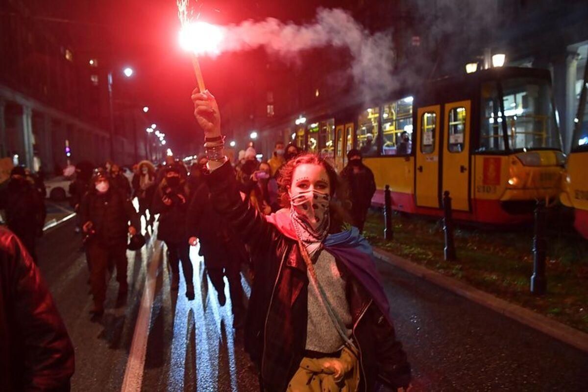 У Польщі жінки знову протестували через заборону абортів У Польщі жінки знову протестували через заборону абортів