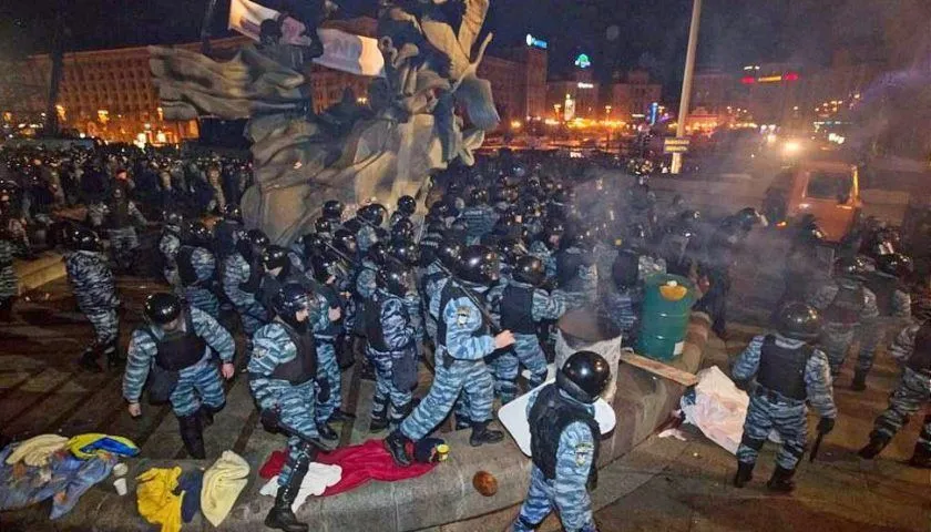 Штурм Майдану Беркут 2013 рік 29 30 листопада фото