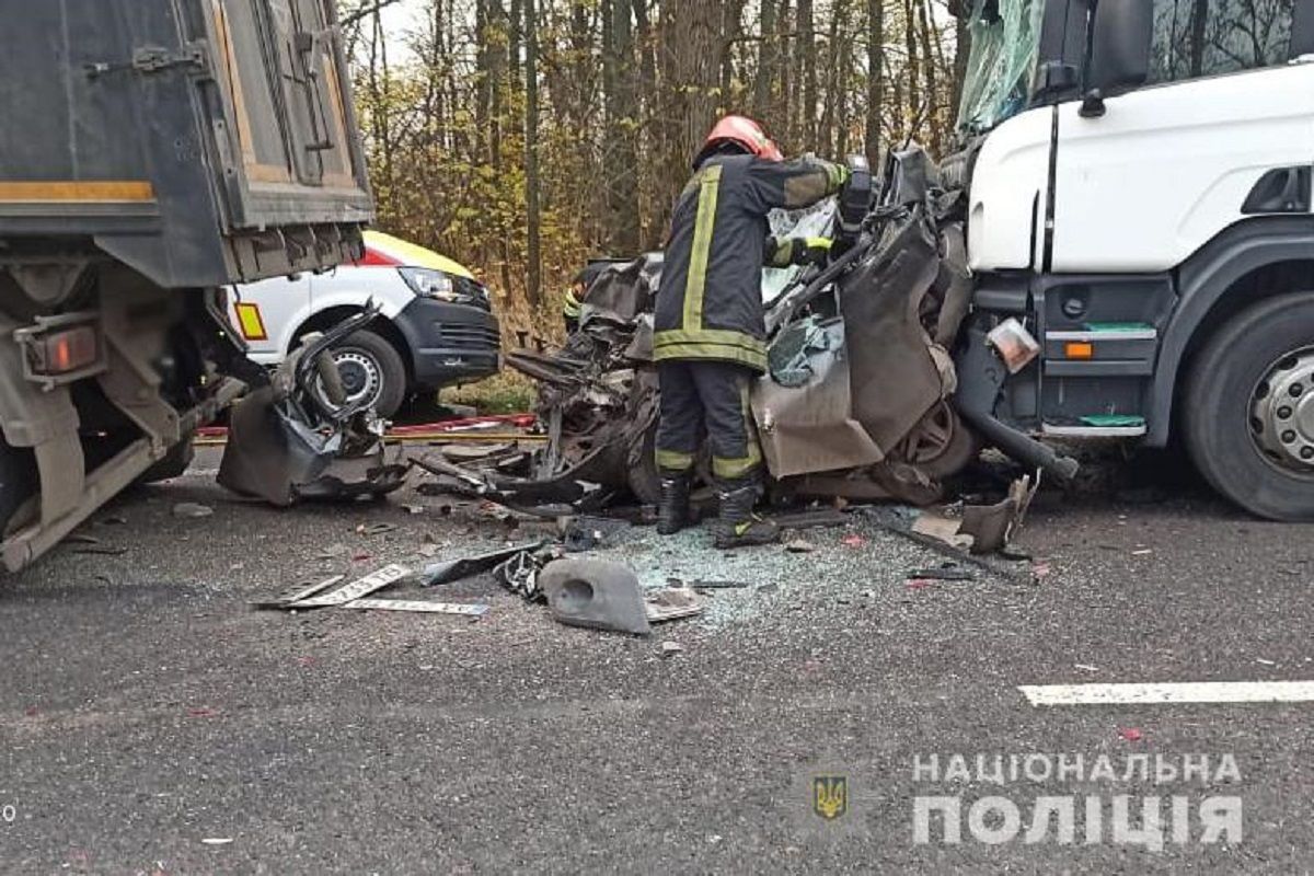 Затиснуло між двома фурами: у ДТП під Уманню загинули жінка з дитиною