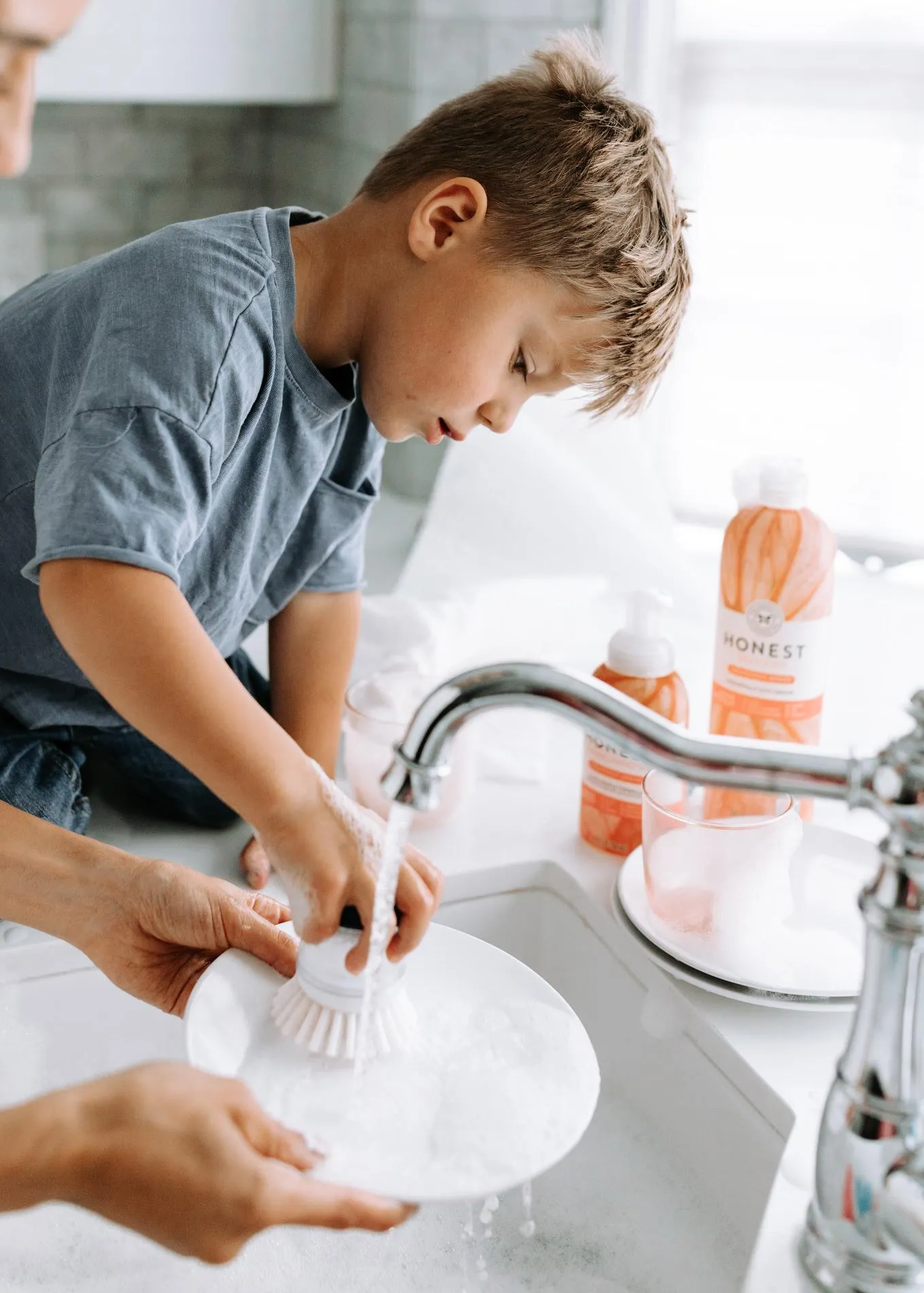 Сини допомагають по дому Сини допомагають по дому