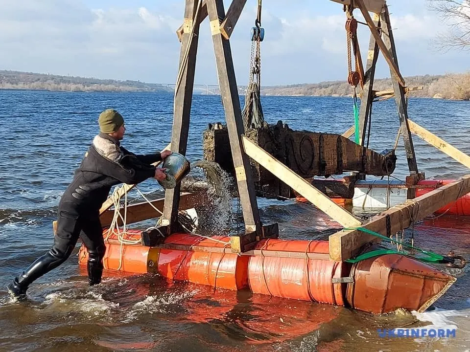 Дубовий лафет знайшли на дні Дніпра Дубовий лафет знайшли на дні Дніпра