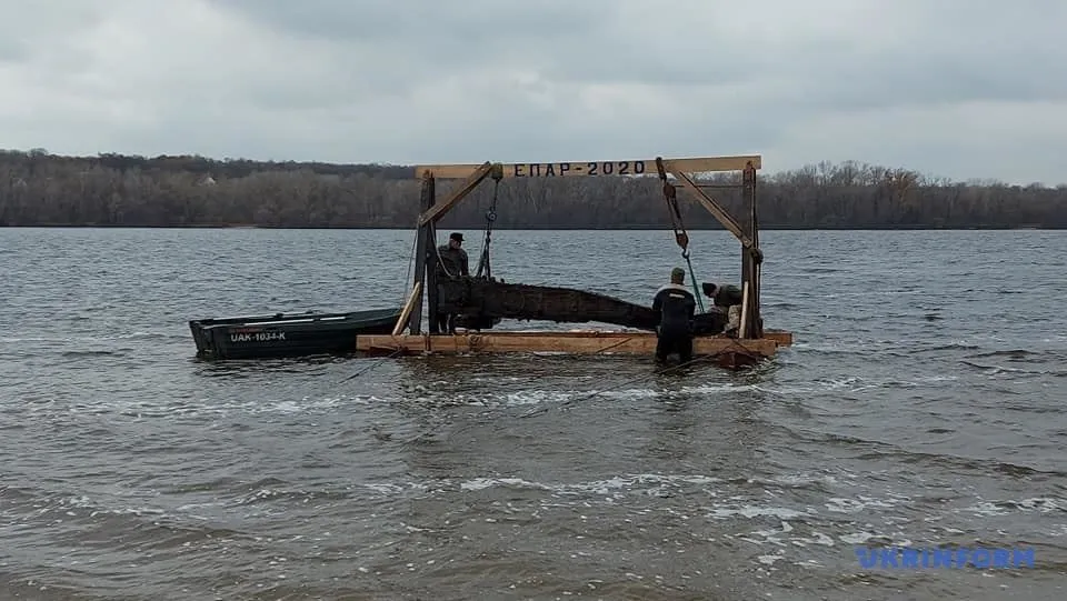 Дубовий лафет знайшли на дні Дніпра Дубовий лафет знайшли на дні Дніпра