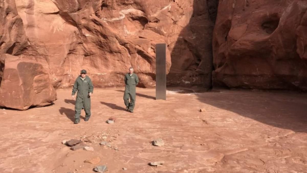 У пустелі США знайшли дивний металевий моноліт: фото, відео