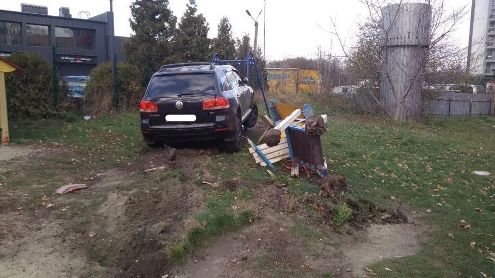 У Львові п'яний поліцейський на позашляховику розніс дитячий майданчик: фото