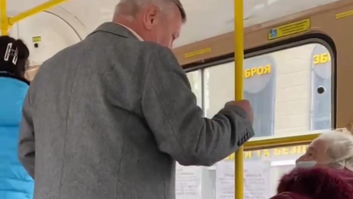 В Одессе мужчина набросился на женщину из-за за украинского языка В Одессе мужчина набросился на женщину из-за за украинского языка