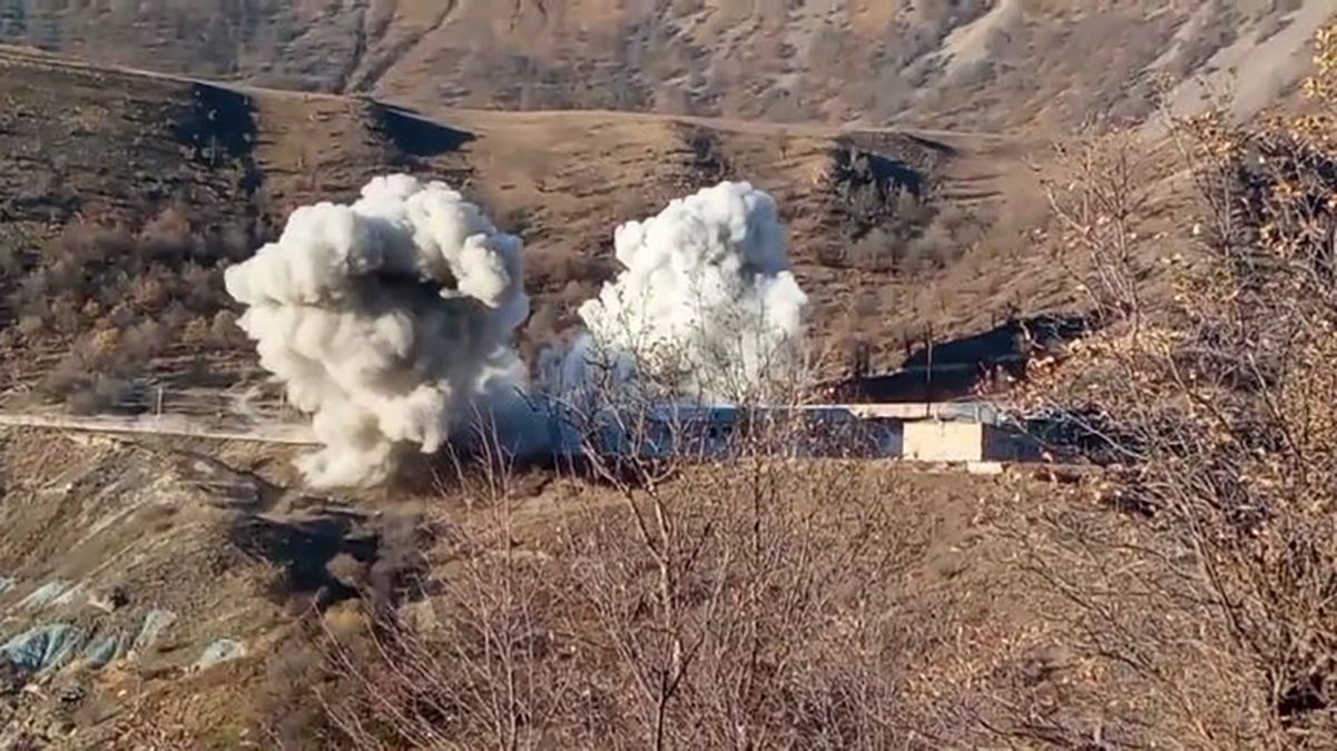 Перед передачей Азербайджану Армения подорвала военную часть в Карабахе: видео Перед передачей Азербайджану Армения подорвала военную часть в Карабахе: видео