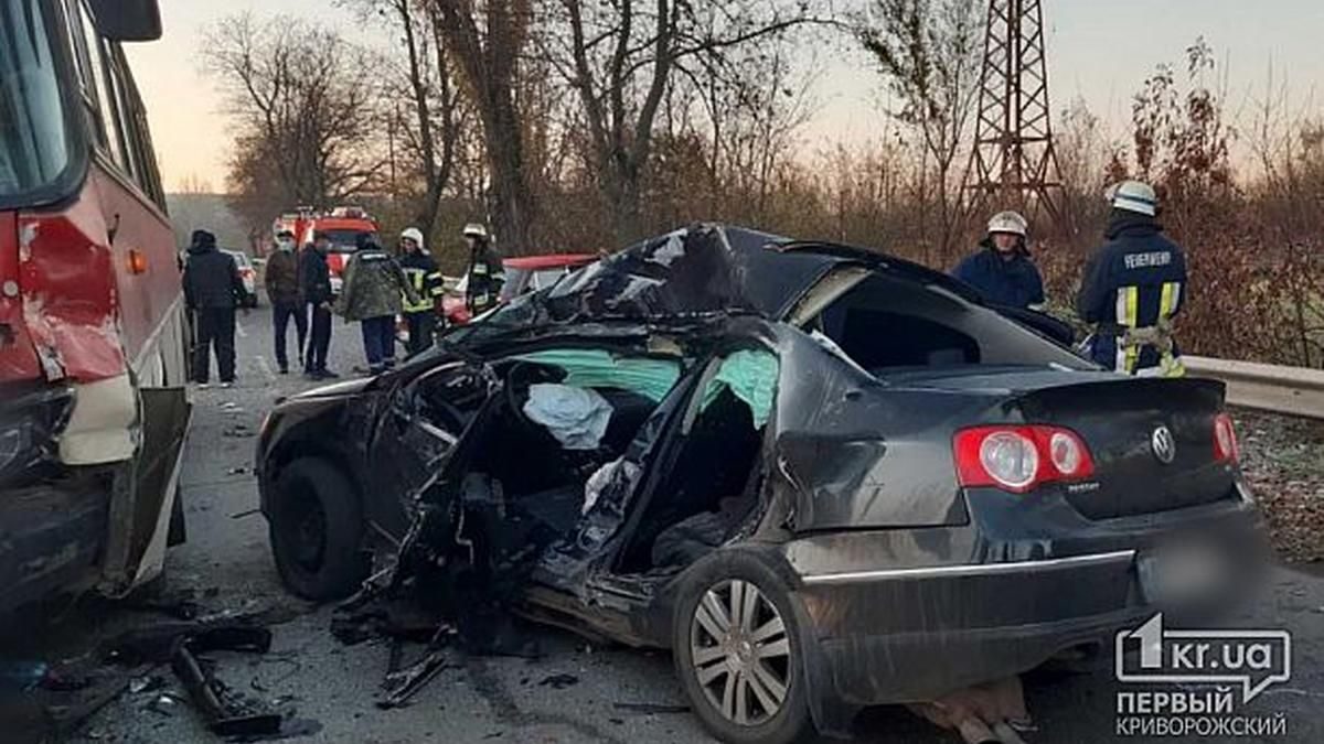 В Кривом Роге в смертельном ДТП столкнулись автобус и 2 легковушки