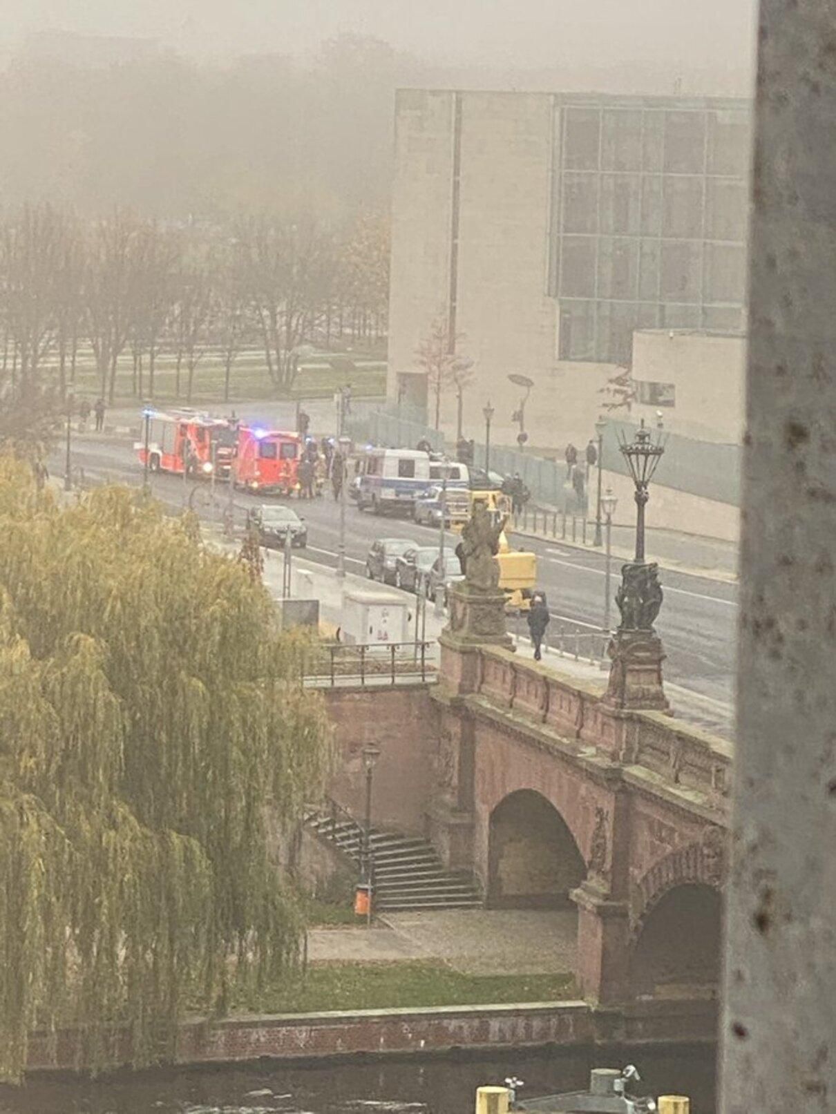 Автомобиль врезался в ворота офиса Ангелы Меркель: видео, фото Автомобиль врезался в ворота офиса Ангелы Меркель: видео, фото