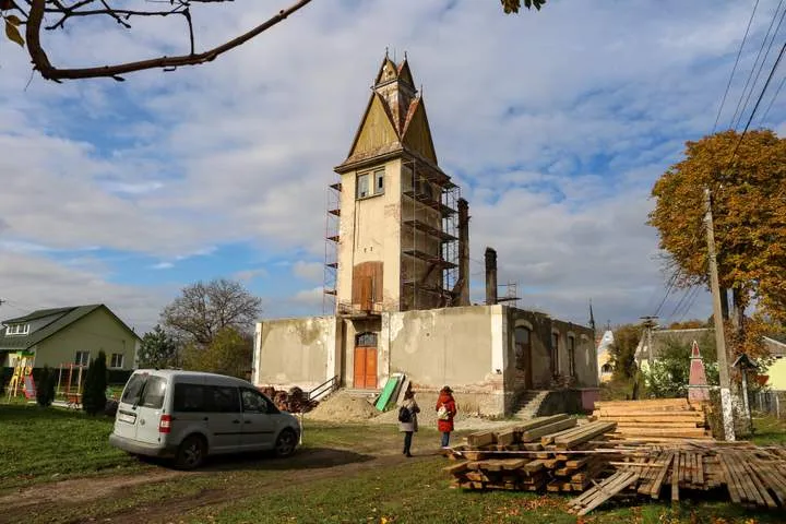 На Львівщині старовинну ратушу перетворять на хостел: фото