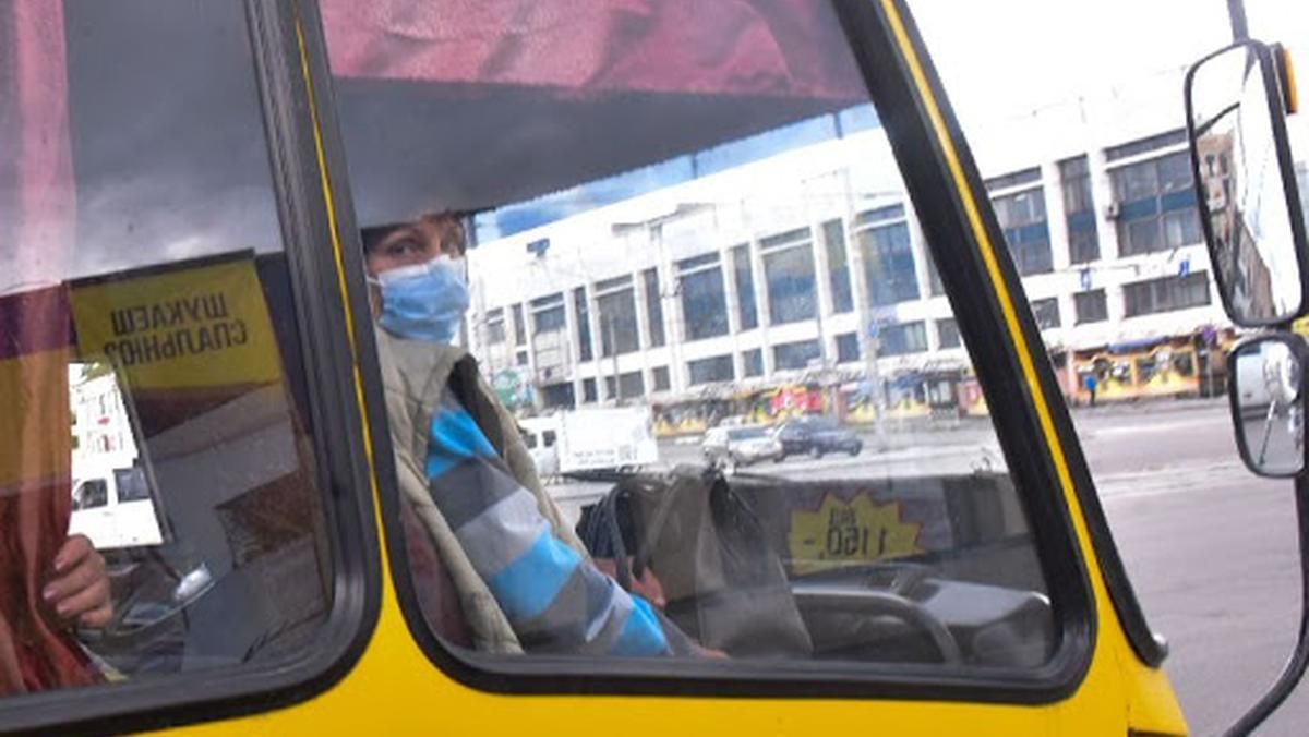 В Запорожье пассажира выбросили из маршрутки за нарушения карантина