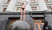 Майже "Дівчина на кулі" Пікассо: активістка Femen оголилася перед Офісом Президента – фото  
