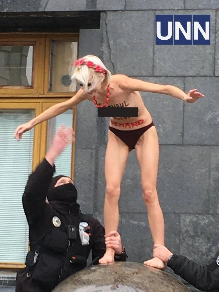 Femen, Київ, ОПУ, акція проти насилля, оголена активістка