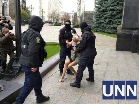 Femen, Киев, ОПУ, акция против насилия, обнажённая активистка