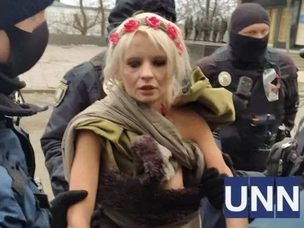 Femen, Київ, ОПУ, акція проти насилля, оголена активістка