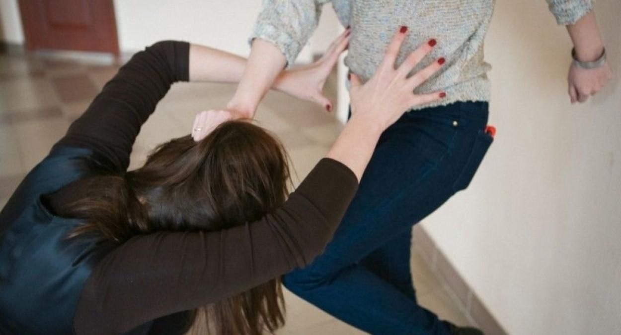 В Ровно две школьницы устроили жестокую драку: видео В Ровно две школьницы устроили жестокую драку: видео