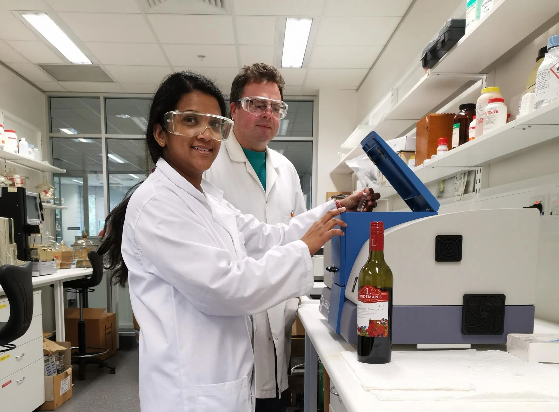 Аспірантка Ручіра Ранавеера завантажує зразок вина в спектрофлуорометр разом із доцентом Девідом Джеффері Аспірантка Ручіра Ранавеера завантажує зразок вина в спектрофлуорометр разом із доцентом Девідом Джеффері