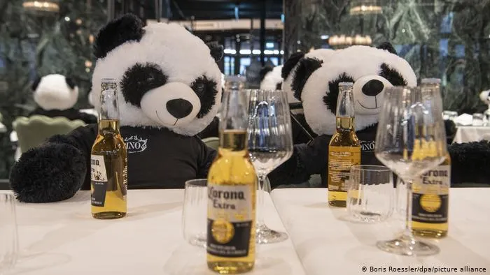 У Німеччині за столики у ресторані посадили сотню іграшкових панд