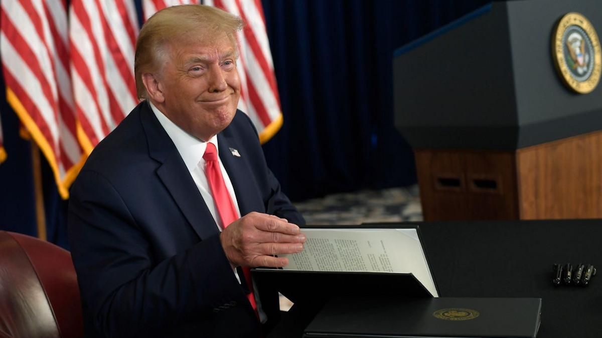 Трамп помилував ексрадника Флінна, якого засудили за зв'язки з Росією Трамп помилував ексрадника Флінна, якого засудили за зв'язки з Росією