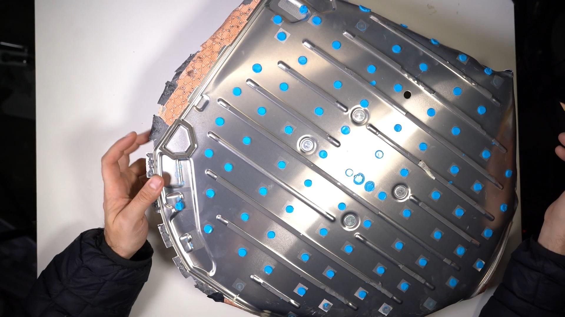 Користувач розібрав антену Starlink і показав що всередині Користувач розібрав антену Starlink і показав що всередині