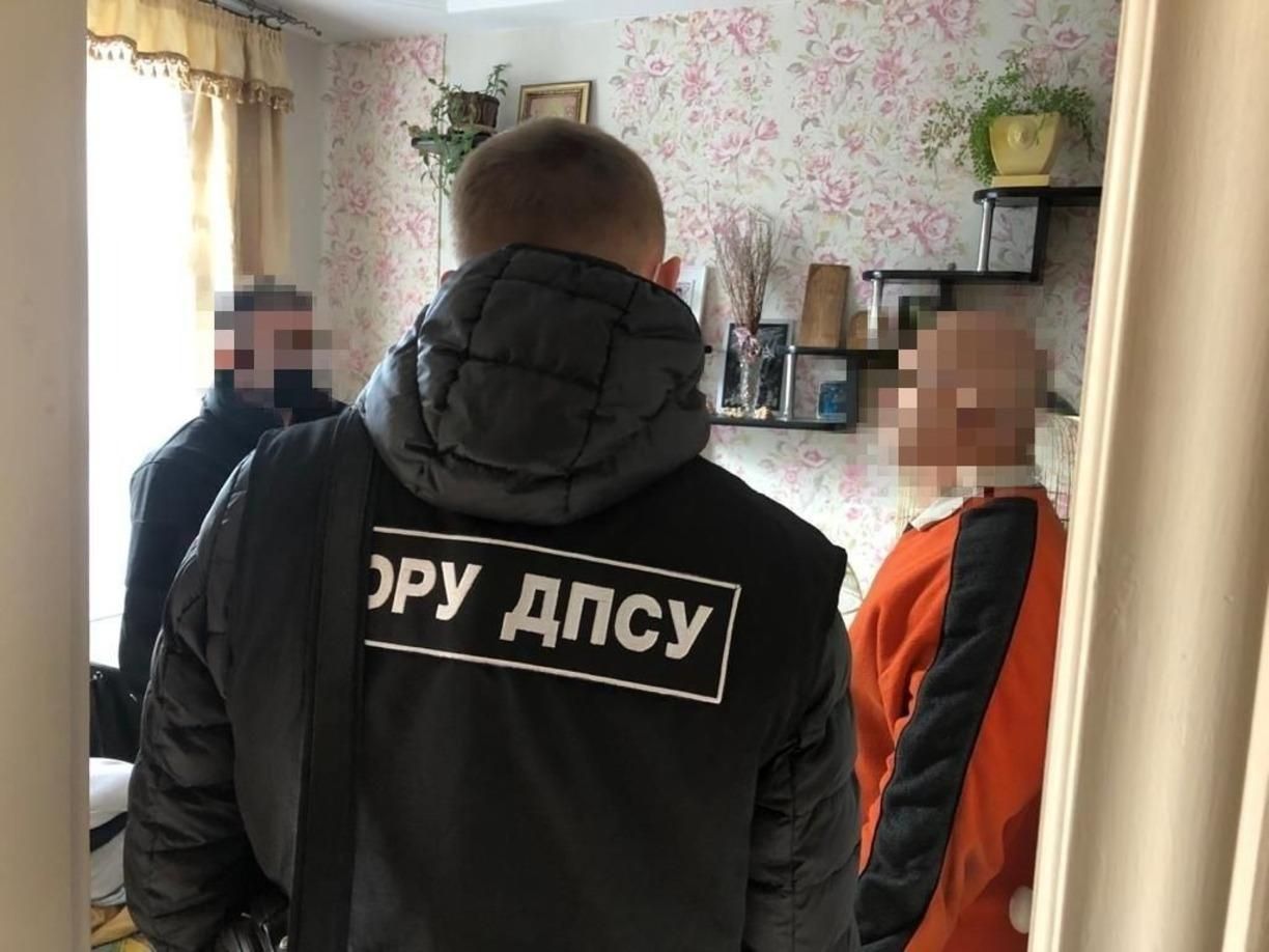 Вывозил культурные ценности в Россию: во Львове задержали контрабандиста - фото Вывозил культурные ценности в Россию: во Львове задержали контрабандиста - фото