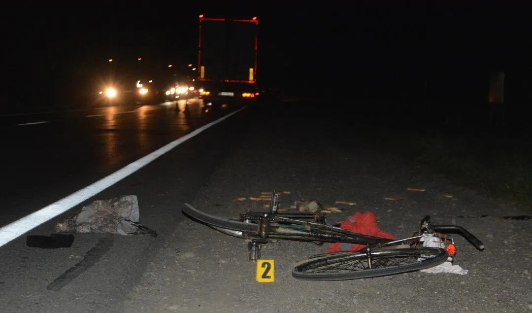На Львівщині вантажівка збила велосипедиста: фото