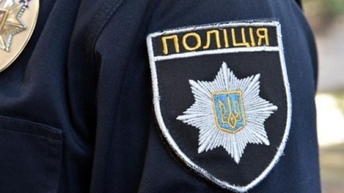 В Луцке мужчина без маски вызвал копов и побил их В Луцке мужчина без маски вызвал копов и побил их