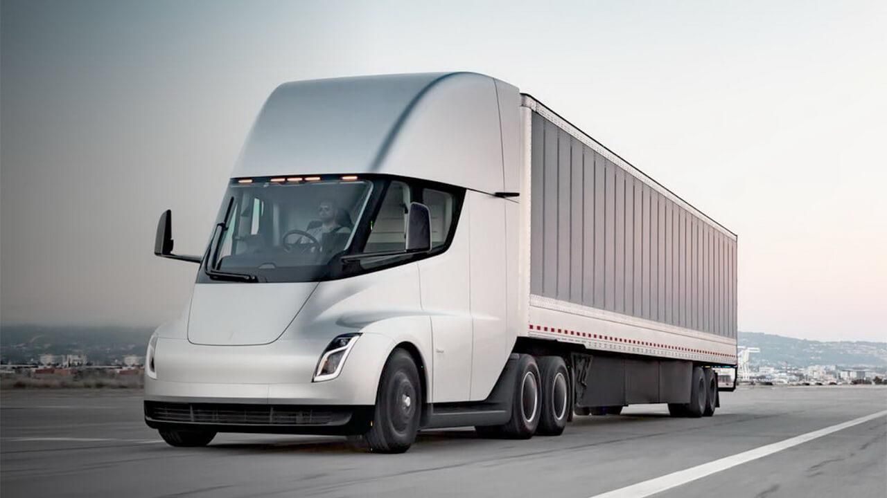 Ілон Маск розповів про нову вантажівку Tesla Semi