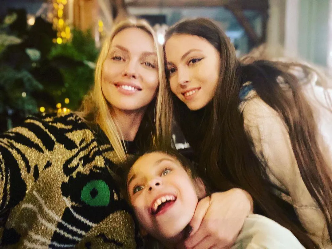 Оля Полякова з доньками Оля Полякова з доньками