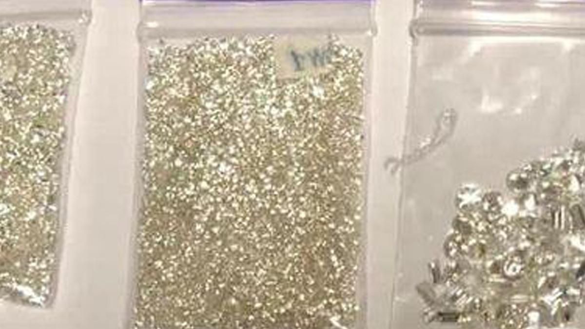 У Києві на митниці впіймали контрабандистів: везли діаманти в трусах У Києві на митниці впіймали контрабандистів: везли діаманти в трусах