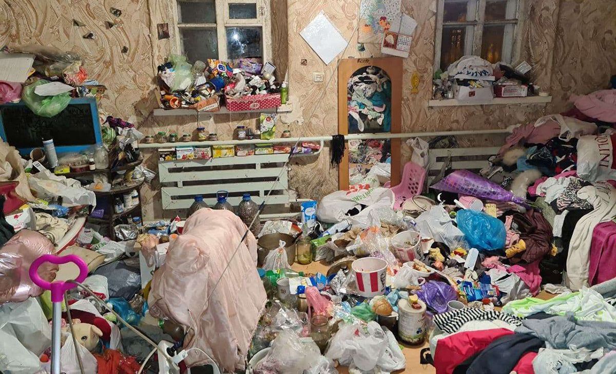 В мусоре, без продуктов: в Днепре дети жили в ужасных условиях – фото