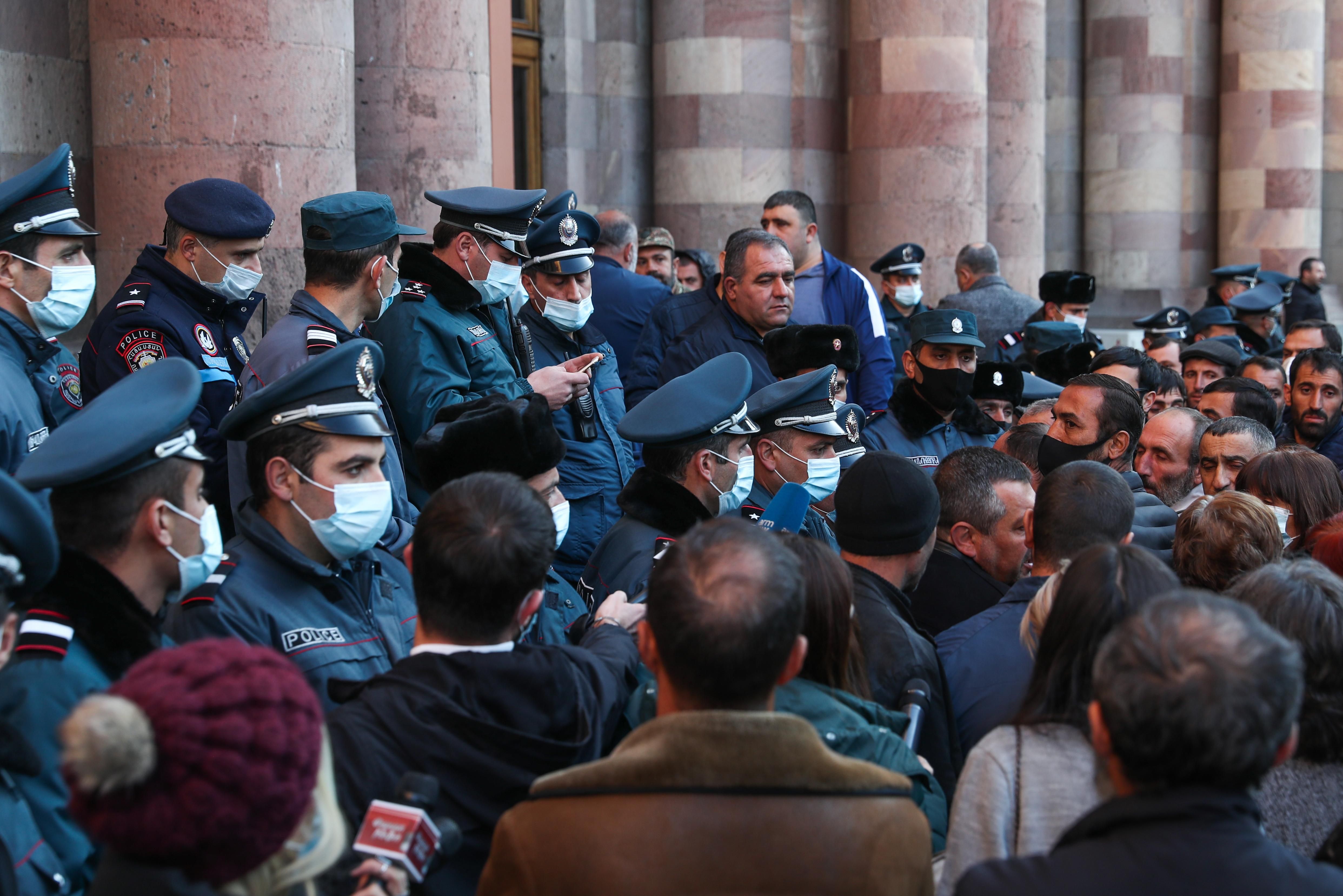 У Вірменії не скасовують воєнний стан: у чому причина 