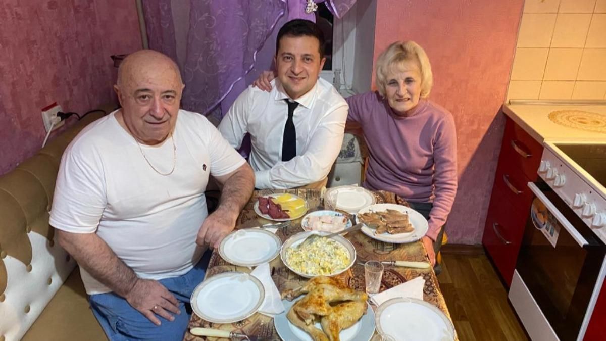 Зеленский посетил родной Кривой Рог и встретился с родителями: фото