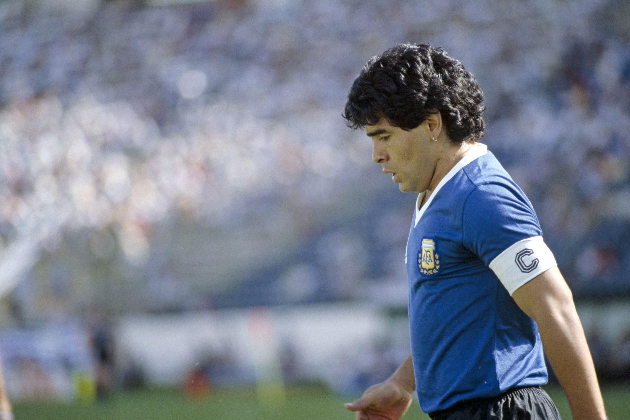 Работника похоронного бюро уволили из-за селфи с Марадоной в гробу Работника похоронного бюро уволили из-за селфи с Марадоной в гробу