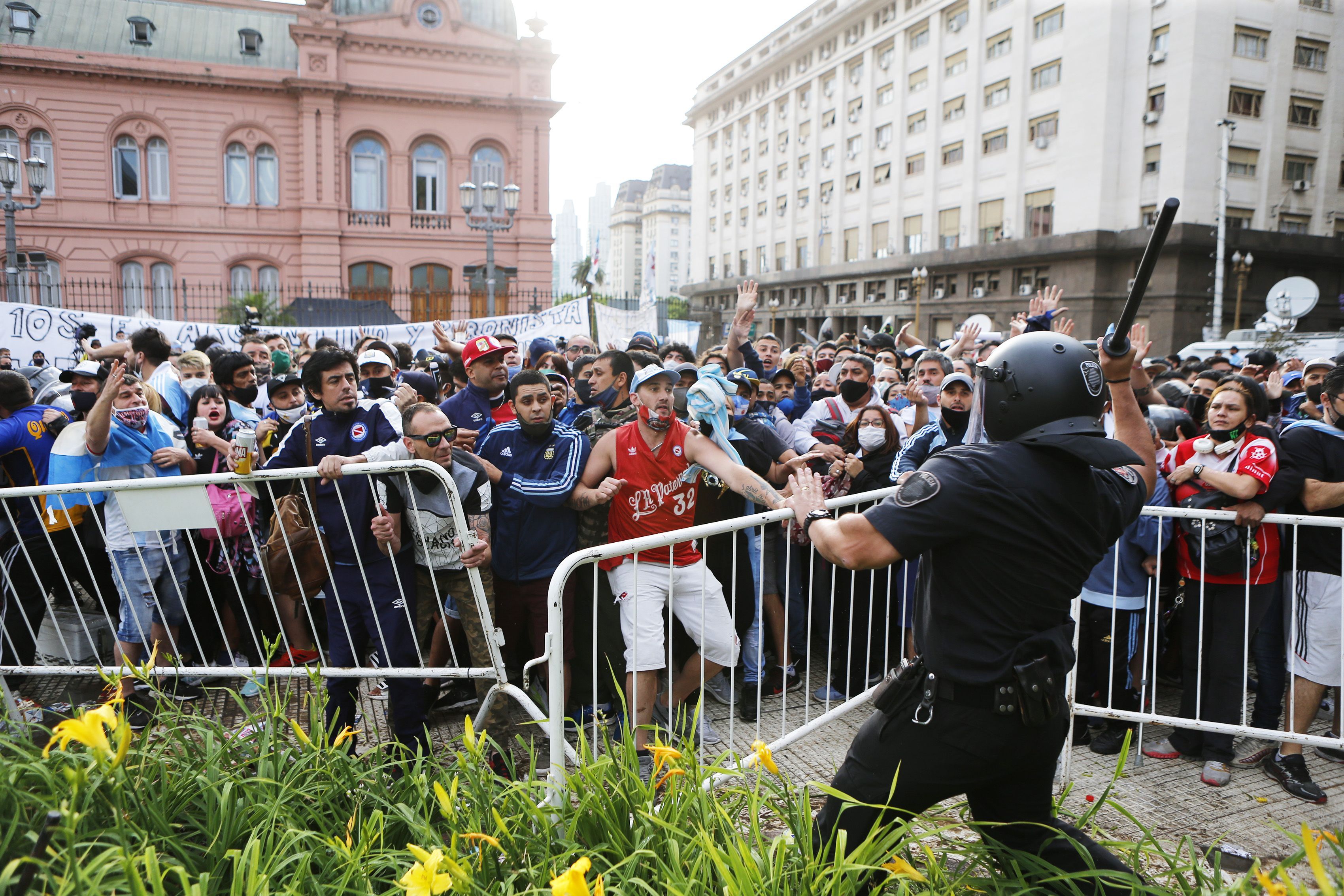 Прощание с Диего Марадоной: возникли столкновения - фото, видео