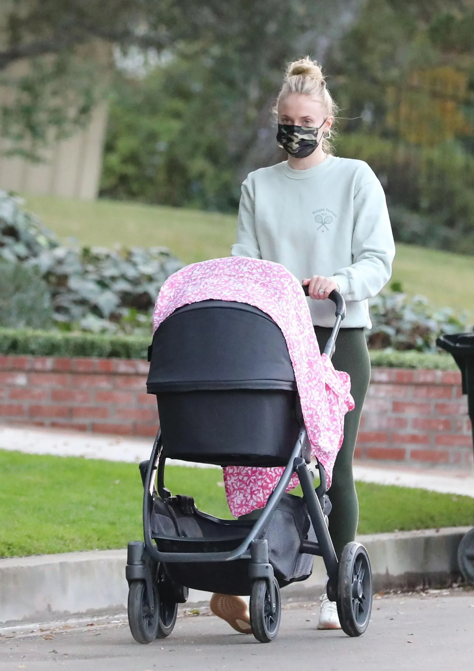 Софі Тернер на прогулянці з донечкою / Фото: Legion Media