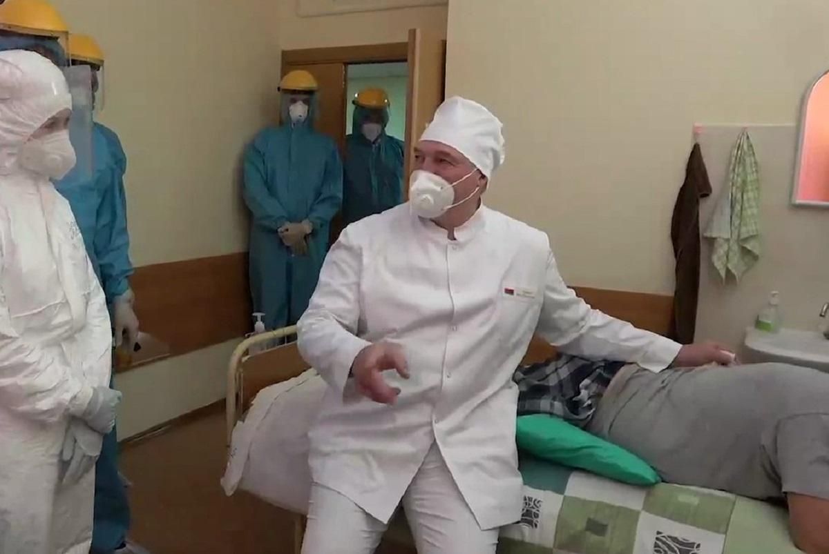 Лукашенко вперше з’явився на публіці у респіраторі: фото, відео Лукашенко вперше з’явився на публіці у респіраторі: фото, відео