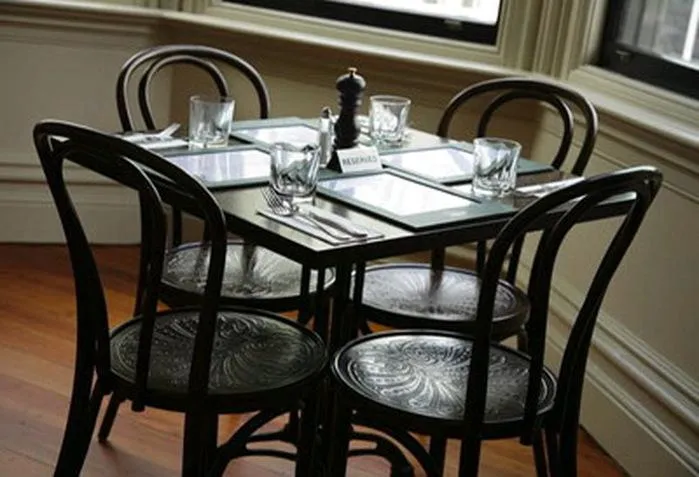 Венский стул популярный в кафе Венский стул популярный в кафе