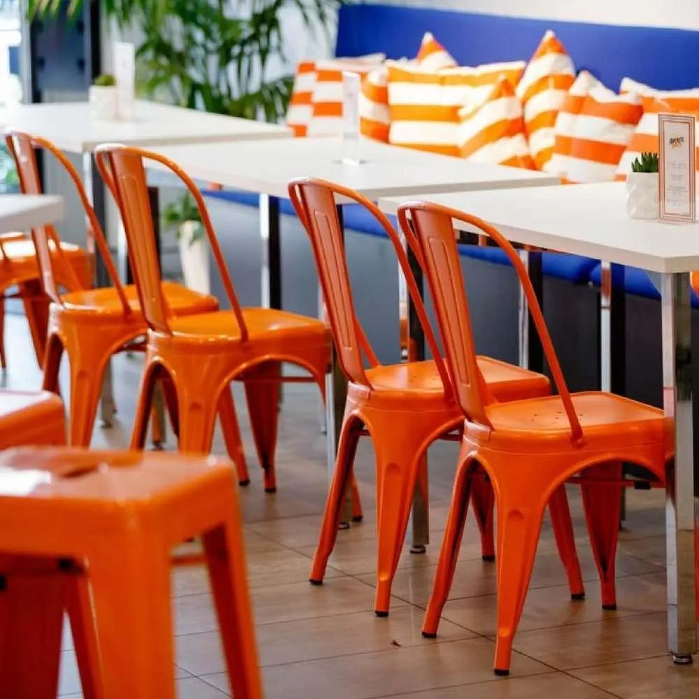 Металлические стулья ярких цветов Металлические стулья ярких цветов