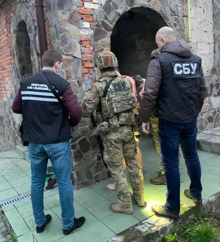 Викрали людину та вимагали 3,7 тисячі доларів: у Львові затримали злочинну групу – фото Викрали людину та вимагали 3,7 тисячі доларів: у Львові затримали злочинну групу – фото