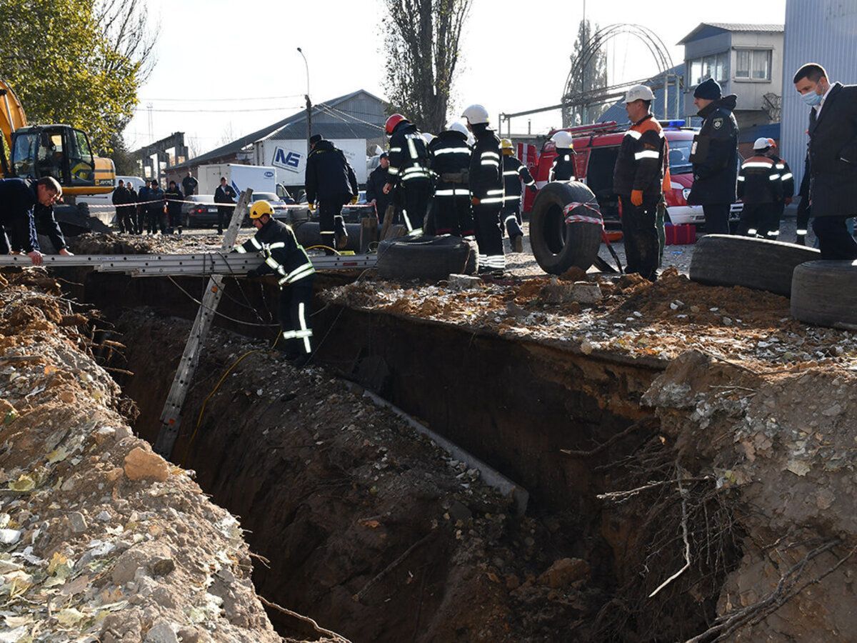 У Миколаєві привалило землею в траншеї двох чоловіків: фото, відео