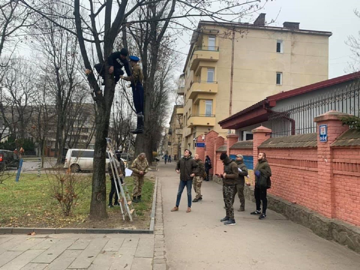 Повесили москаля: во Львове состоялась акция перед Российским консульством - фото